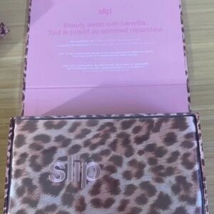 🎁Slip leopard print pure silk limited edition pillowcase